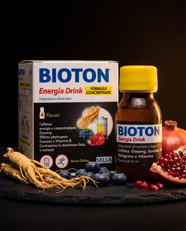 Confezione e flaconcino di Bioton Energia Drink con radice di ginseng, mirtilli e melograno su ardesia scura