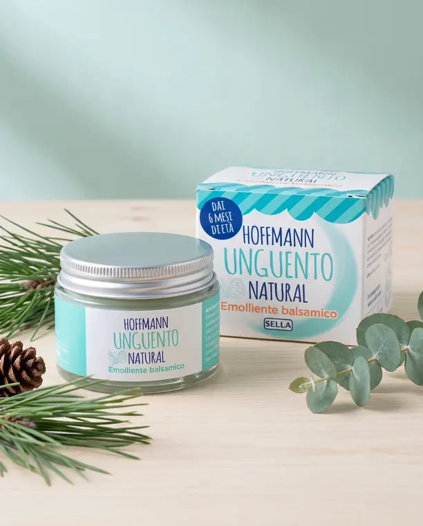 Vasetto e confezione di Unguento Hoffmann Natural, emolliente balsamico, con rametti di pino ed eucalipto