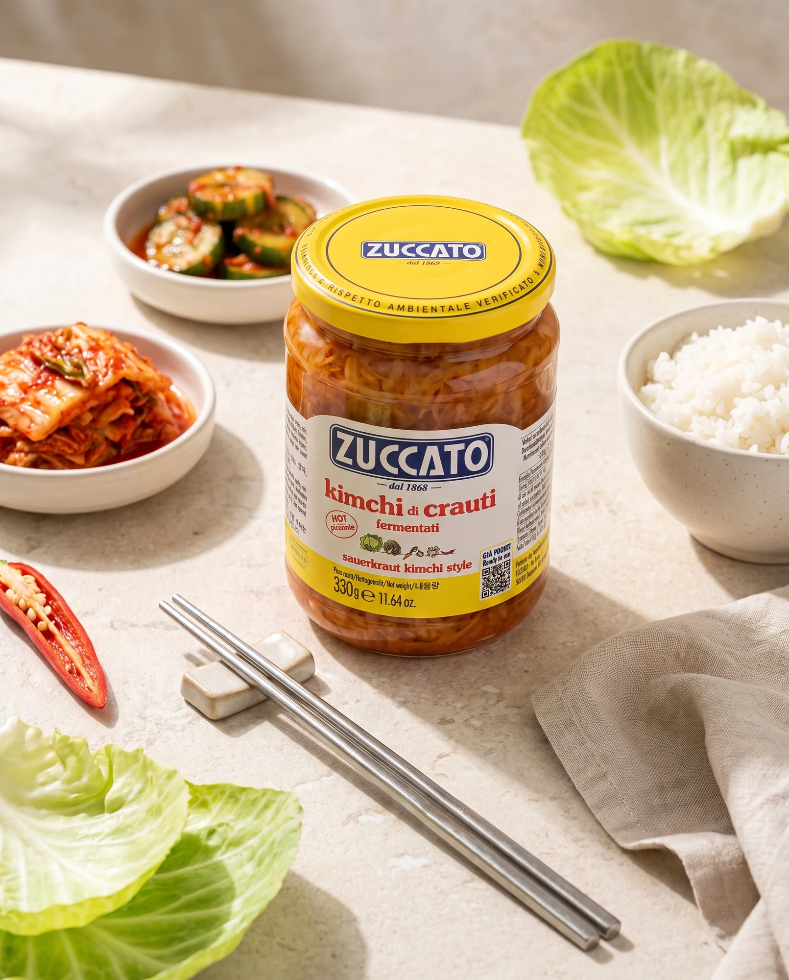 Vasetto di kimchi di crauti Zuccato con riso, cetrioli, foglie di cavolo, peperoncino e bacchette