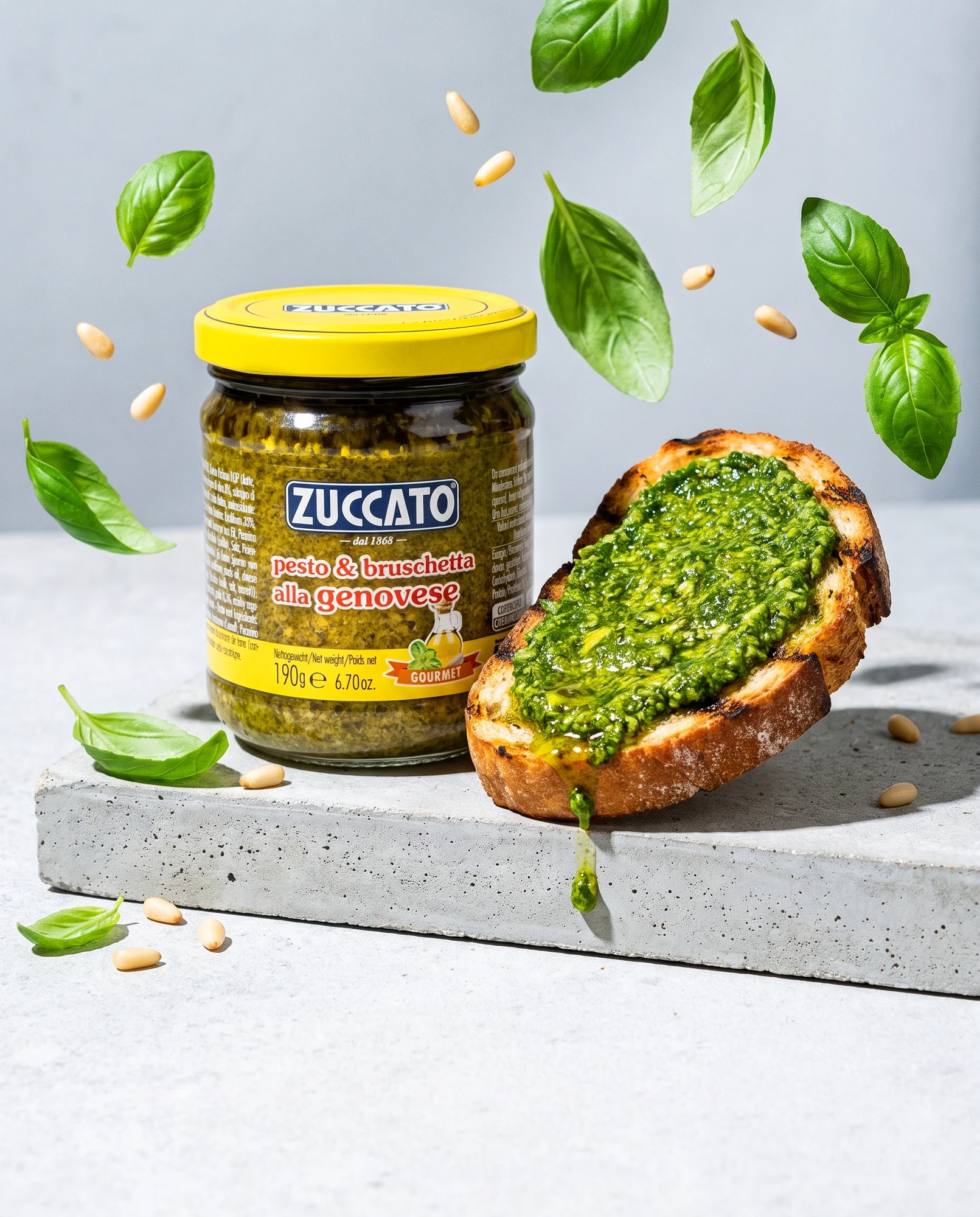 Vasetto di pesto alla genovese Zuccato accanto a una bruschetta con pesto, basilico e pinoli