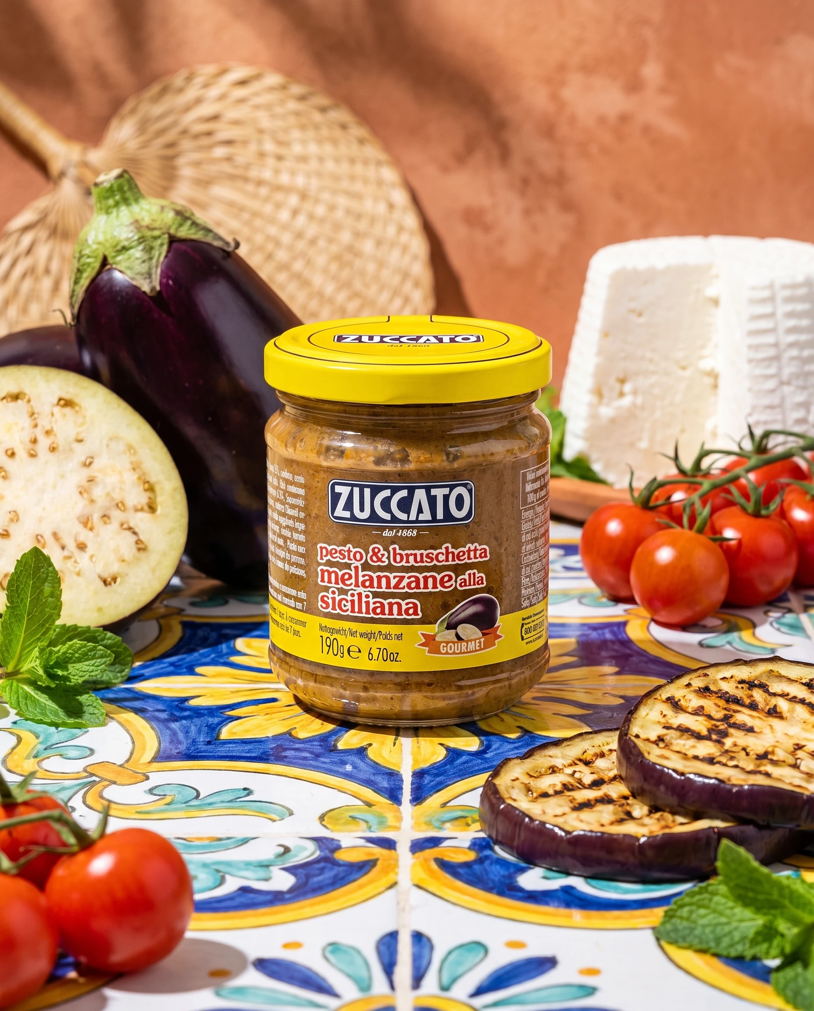 Vasetto di pesto e bruschetta di melanzane alla siciliana Zuccato su maiolica con melanzane, ricotta e pomodorini